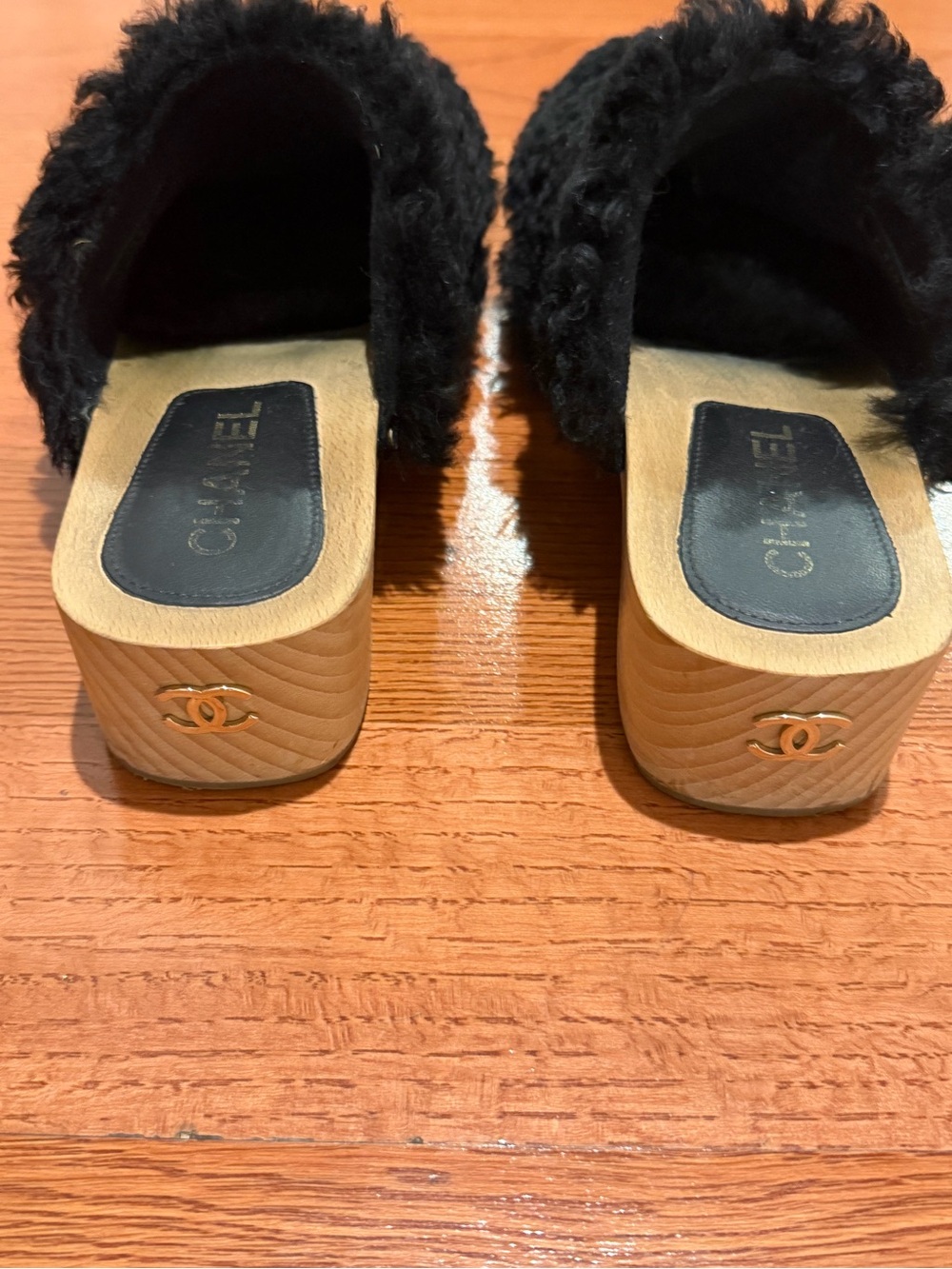 CHANEL Black Faux-Shearling Slide Clogs with Gold CC Accent - Picture 5 of 7